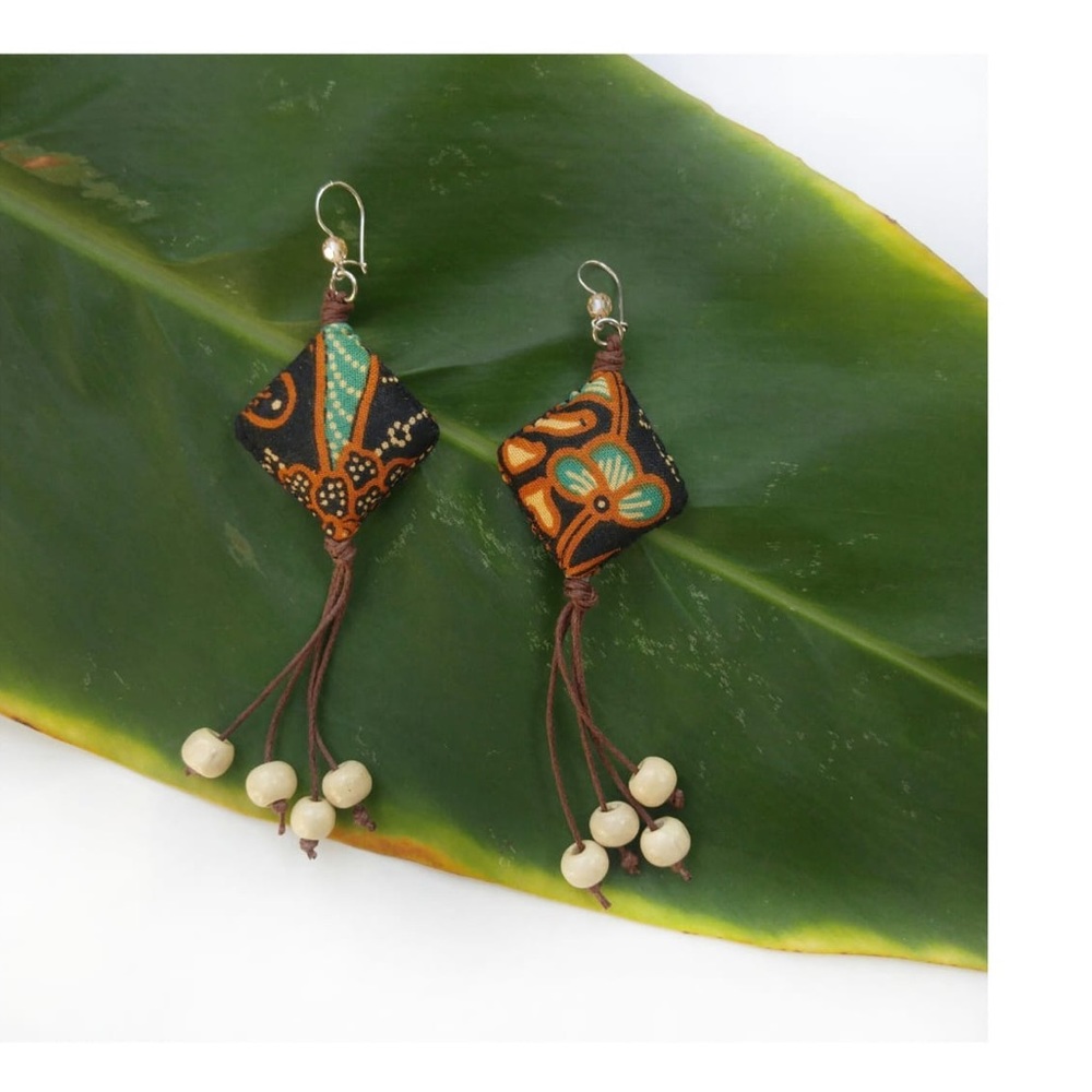 NWT Handmade Batik Bead Diamond Earrings